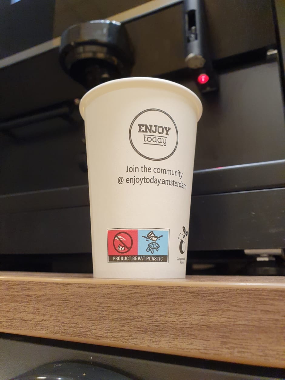 &ldquo;Product contains plastic&rdquo; is written on the cardboard cup